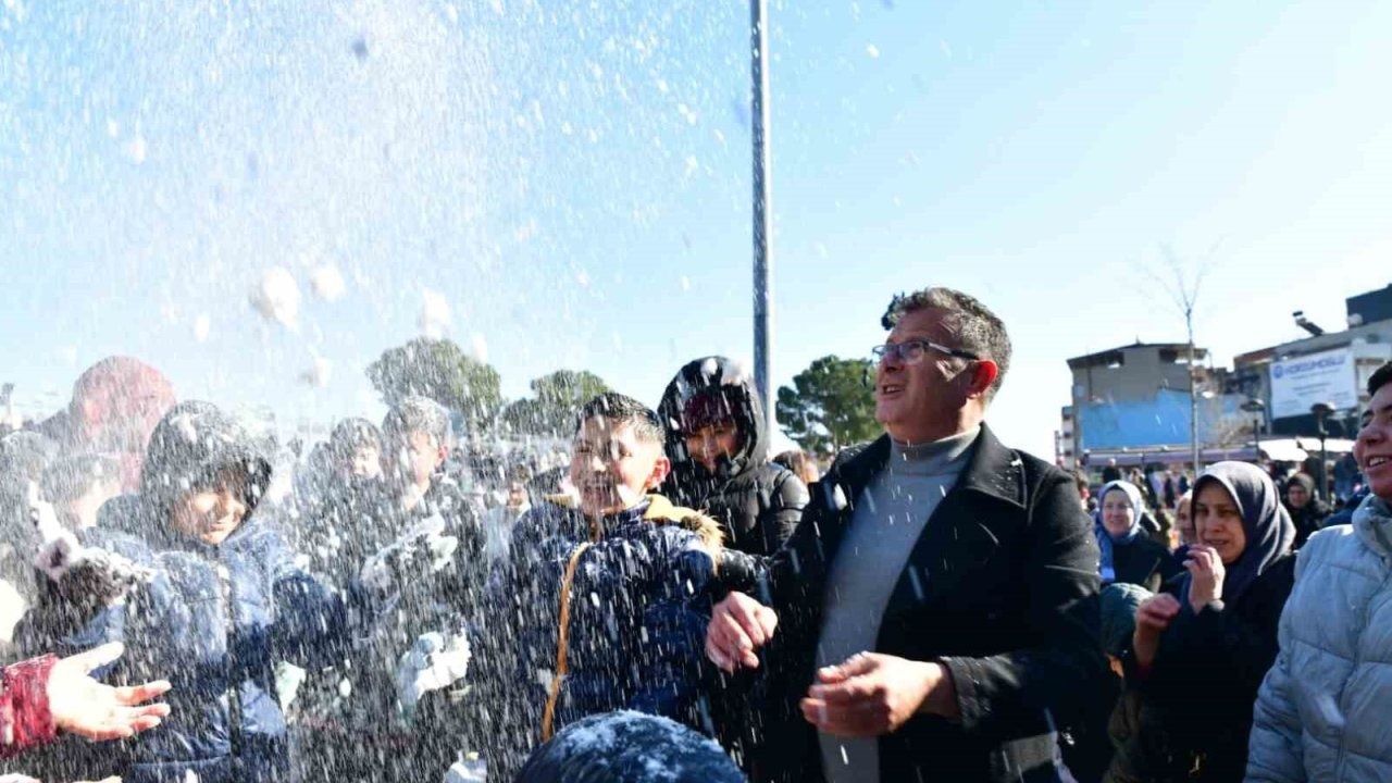 Manisa'da kar yağmayan ilçede çocuklara kar sürprizi