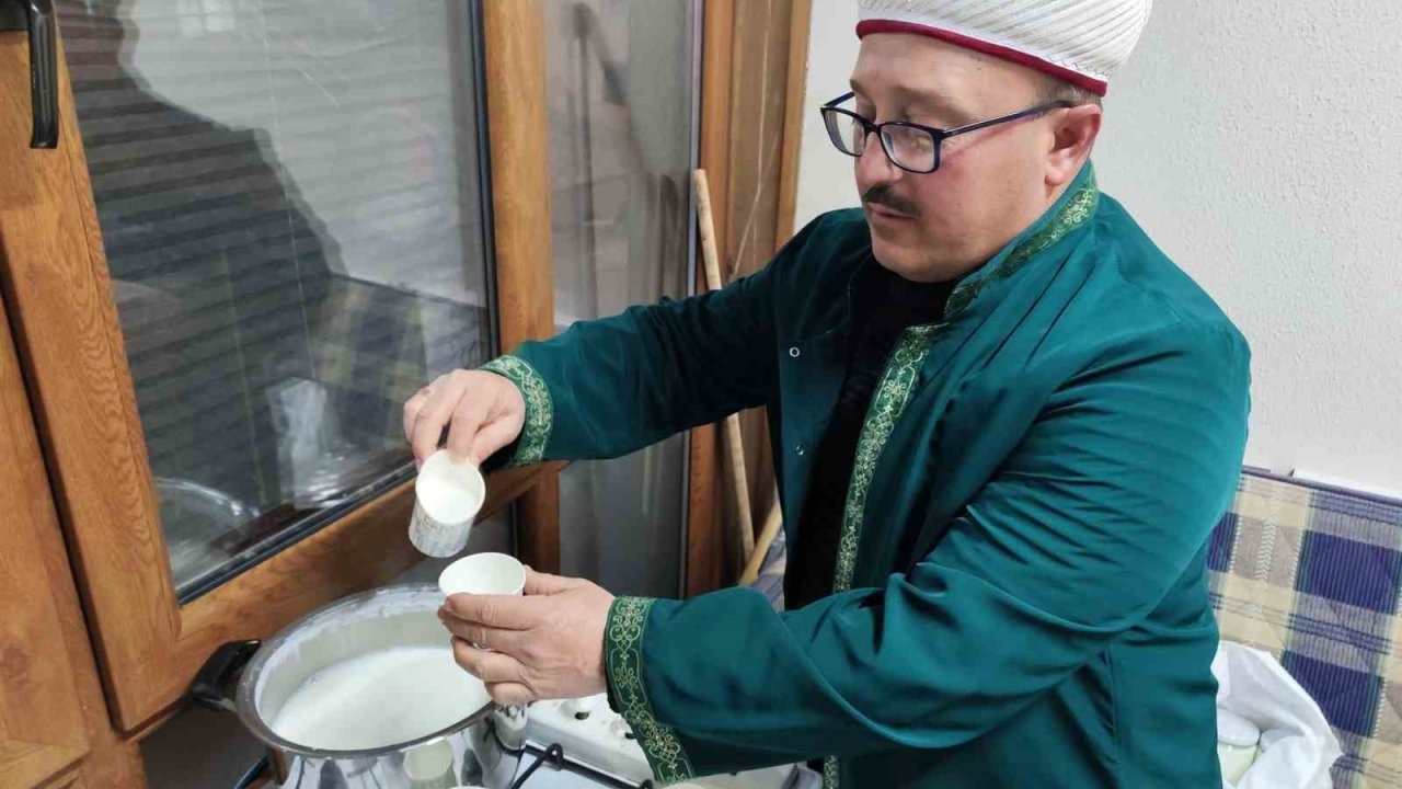 Manisa’da Miraç Kandili’nde hayır: 663 yıllık camide 80 kilo süt dağıtıldı