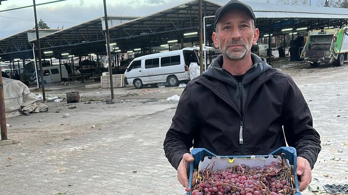 Manisalı çiftçi, 2025 yılı üzümlerini 2026’da bitirdi