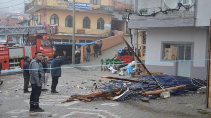 Manisa'nın o ilçesinde fırtınadan cami minaresi yıkıldı