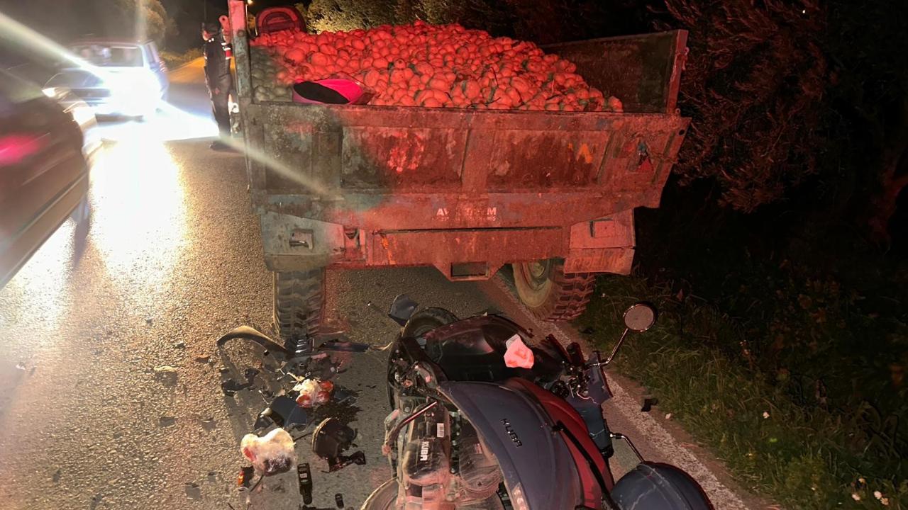 Motosiklet Traktör Römorkuna Çarptı: 1 Ağır Yaralı