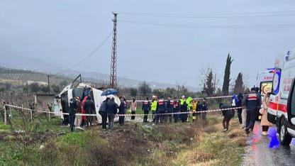 Sağlık personelini taşıyan servis üzüm bağına uçtu: 25 yaralı
