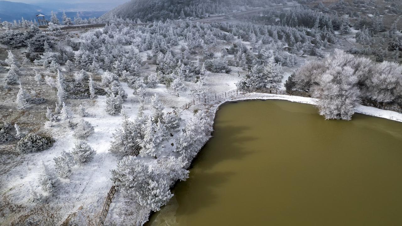 Spil Dağı Kar Yağmadan Buz Kesti: Milli Park Beyaza Büründü