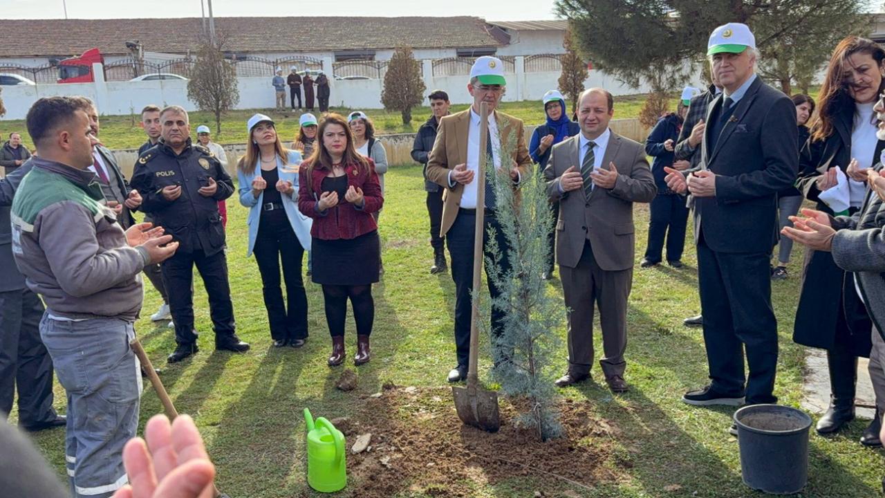 Turgutlu Devlet Hastanesi bahçesinde 120 fidan toprakla buluşturuldu