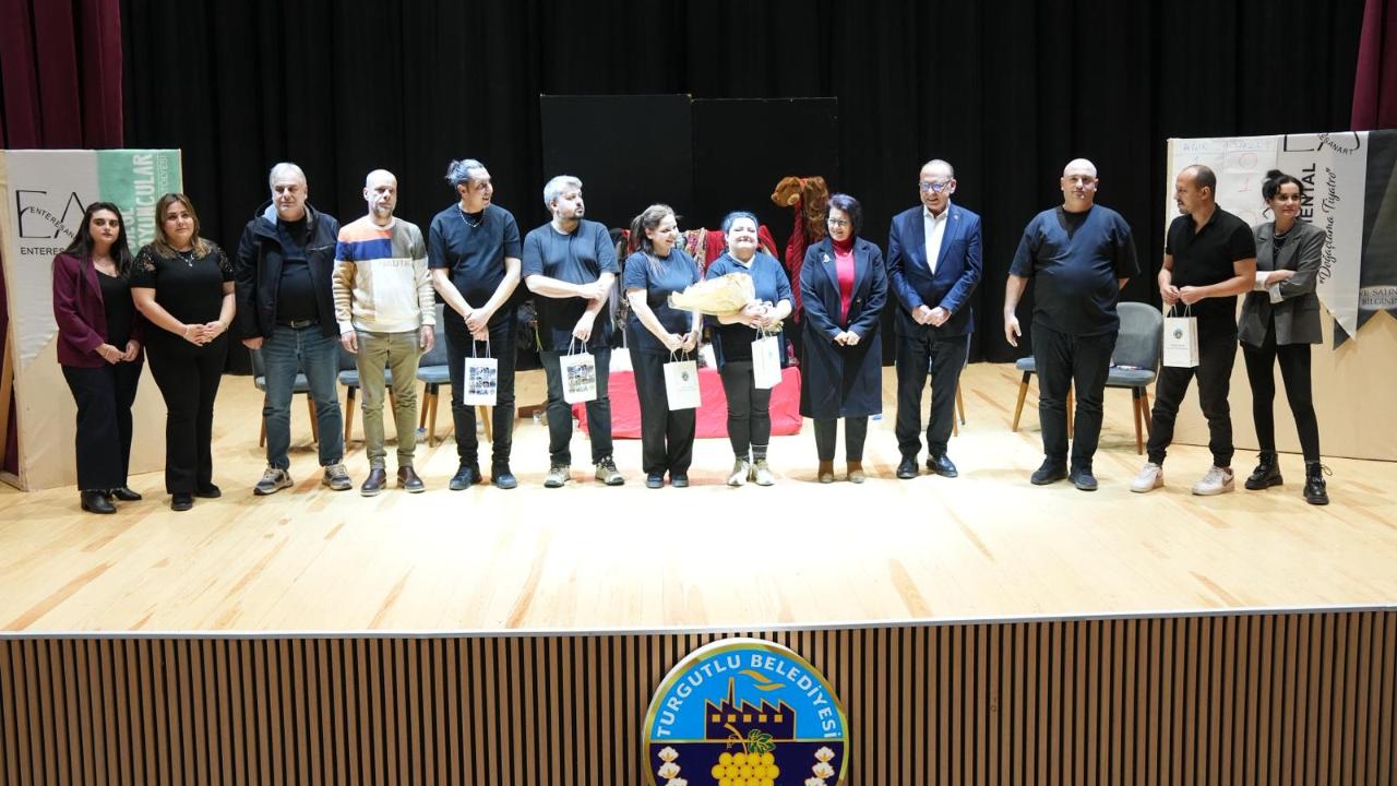 Turgutlu’da Doğaçlama Tiyatro Gecesi Kahkahaya Dönüştü