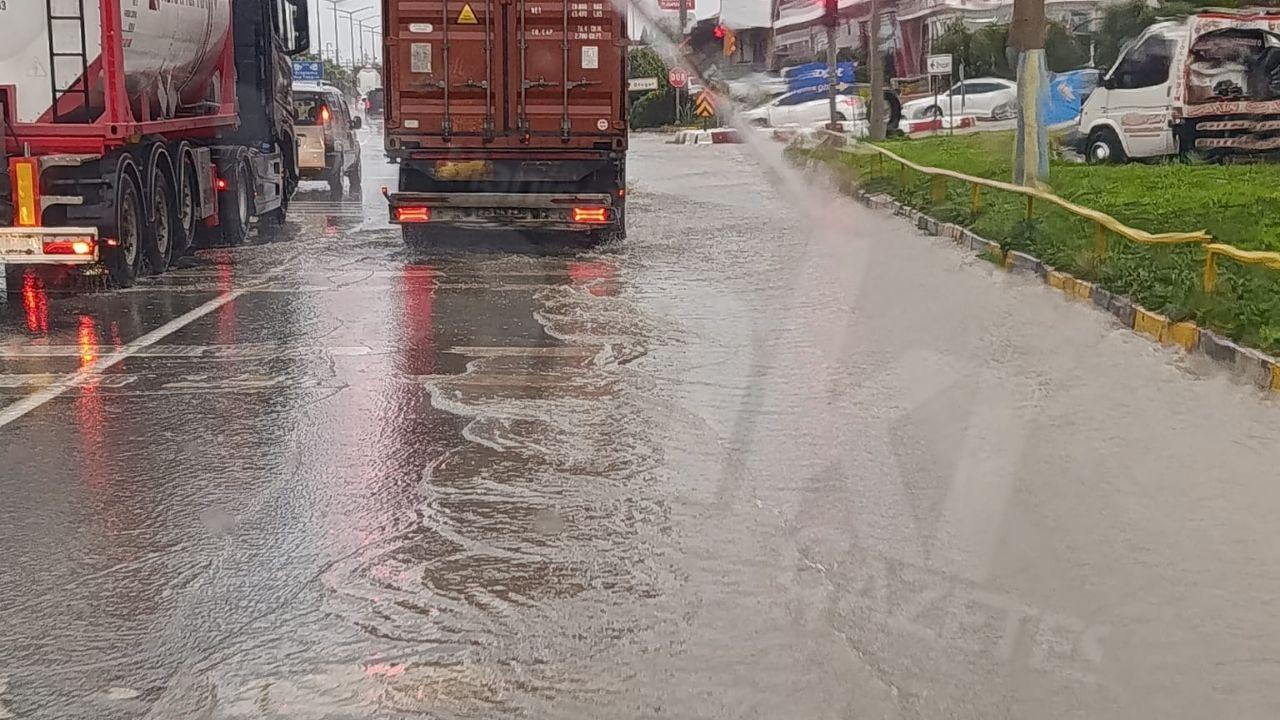 Turgutlu'da fırtına etkisini gösteriyor: Ağaçlar kırıldı ve devrildi!
