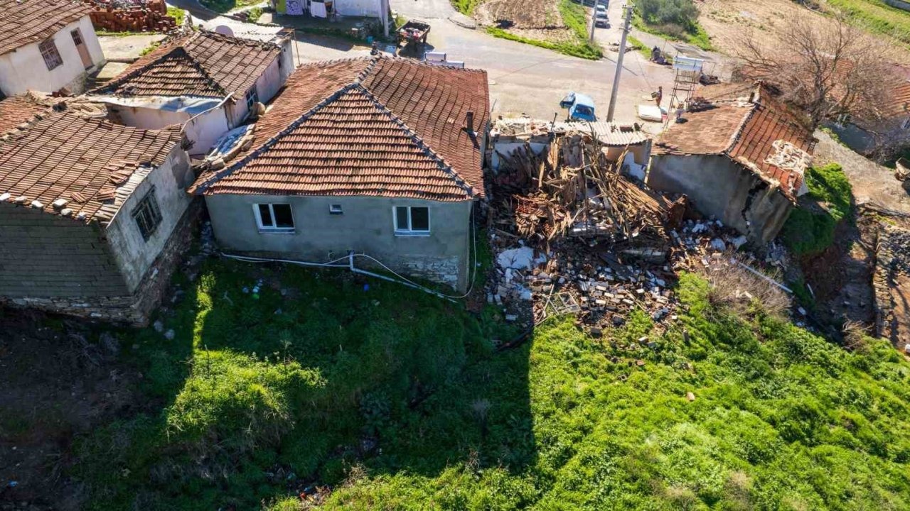 Gölmarmara’da heyelan: 7 ev kullanılamaz hale geldi!