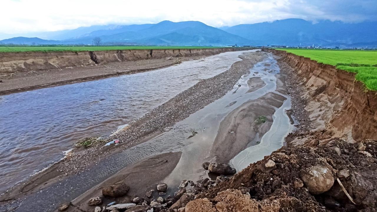 Komşu ilçede baraj tahliye suyu sel oldu, geçtiği tarlaları küçülttü