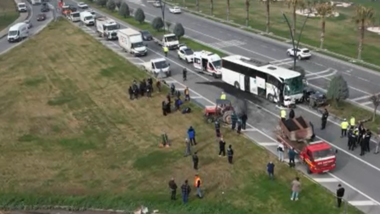 Manisa'da feci kaza: Otobüs, otomobil ve traktör çarpıştı!