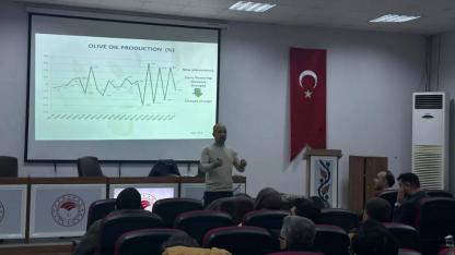 Manisa’da teknik personele zeytin budama eğitimi