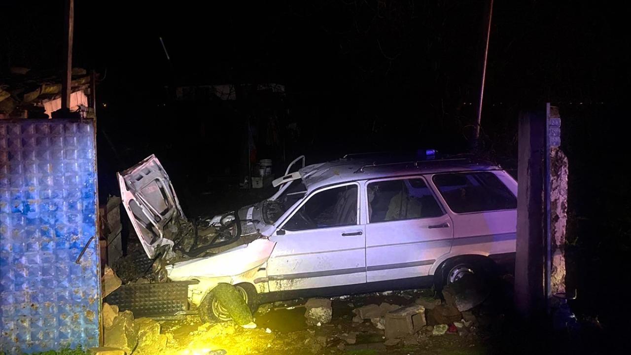 Otomobil bahçe duvarına çarptı: 1 ölü