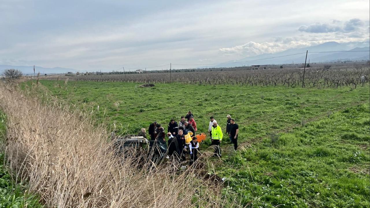 Otomobil tarlaya uçtu: 2 kişi yaralandı!