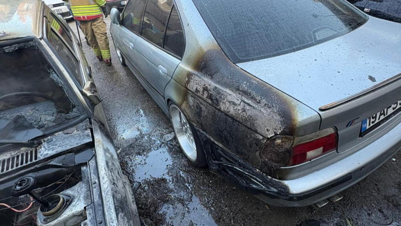 Park halindeki 2 otomobil yandı