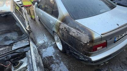 Park halindeki 2 otomobil yandı