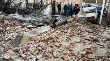 Sağanak yağış ilçede metruk bir binayı yıktı