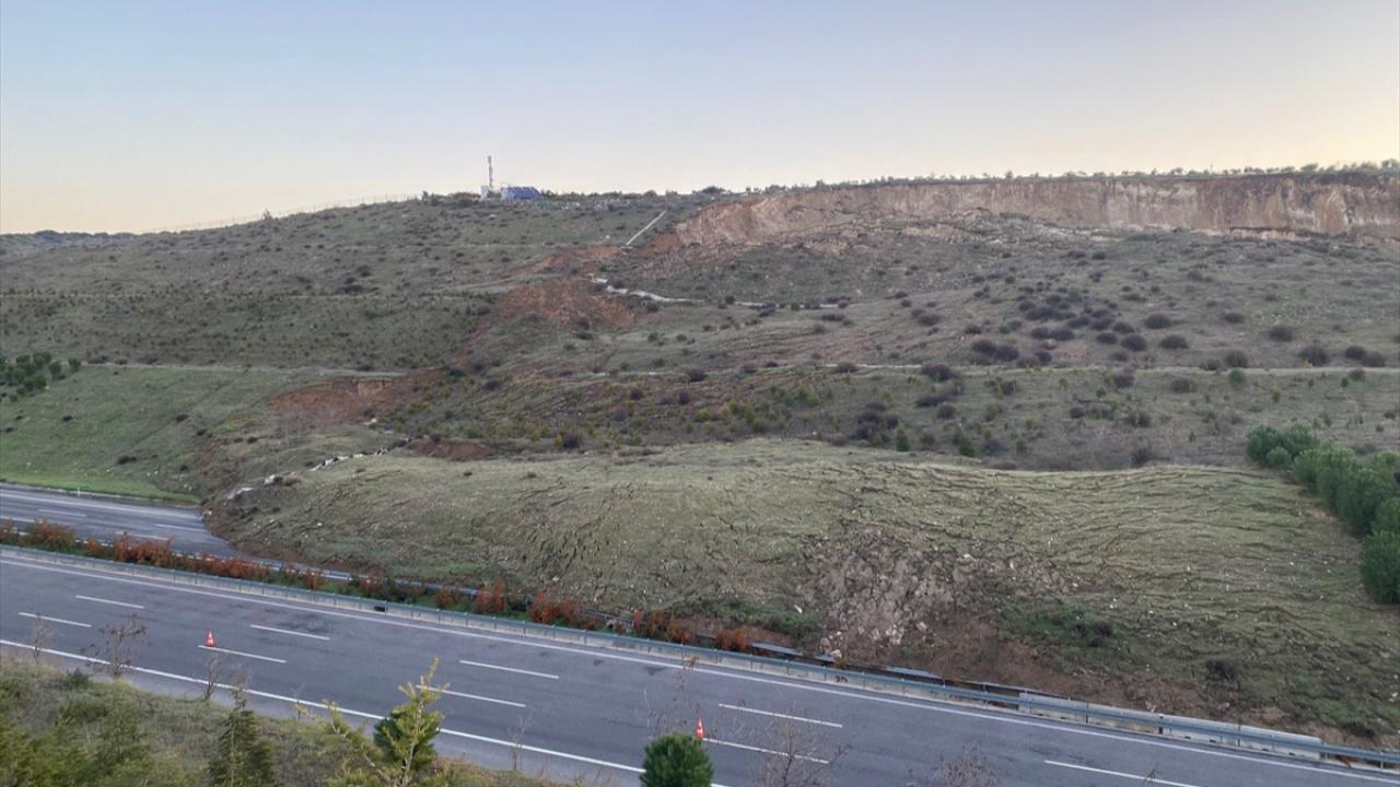 Saruhanlı - Turgutlu arasındaki İstanbul - İzmir Otoyolu’nda heyelan!