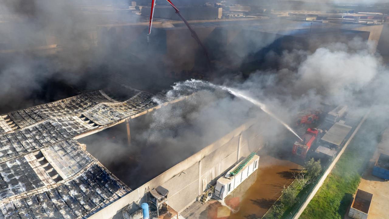 Şekerleme fabrikasındaki yangın 4 saat sonra kontrol altına alındı