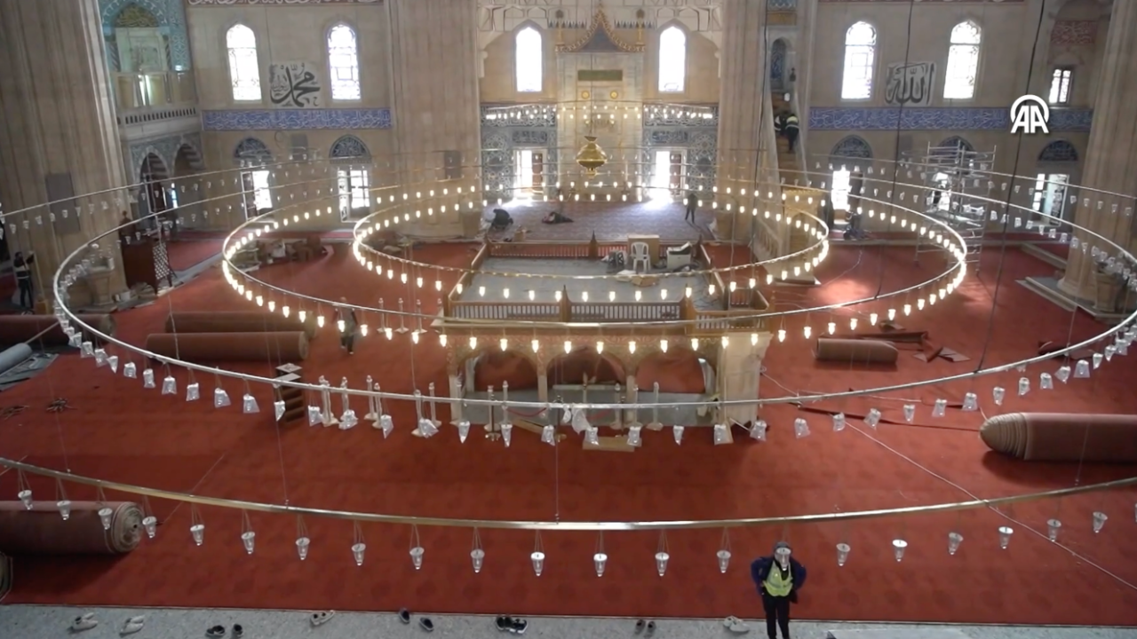 Selimiye Camisi'ne Demirci’den metrekaresinde 729 bin ilmekli özel halı