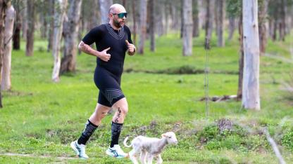 Triatlon yarışında kuzu parkura girdi: O anlar renkli görüntülere neden oldu