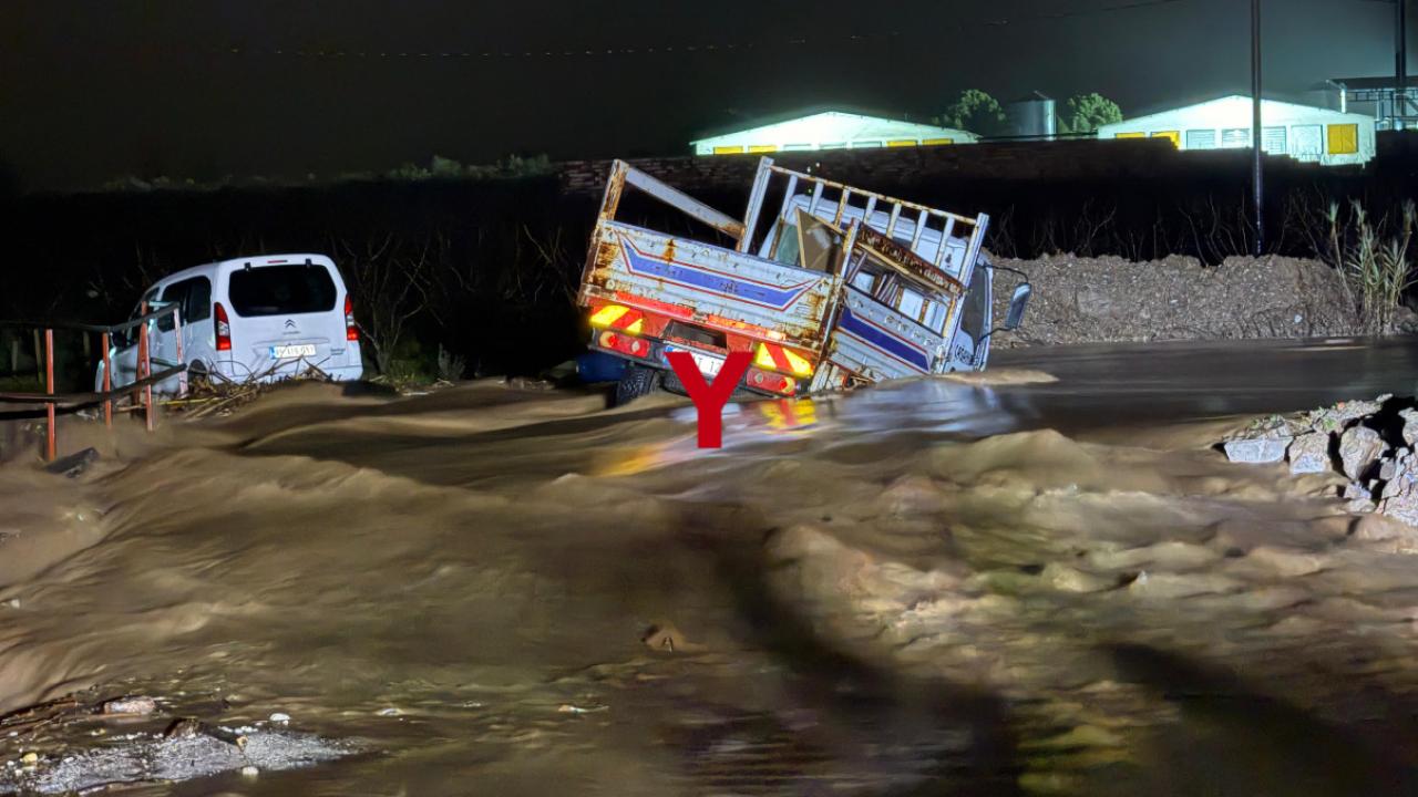 Turgutlu’da felakete ramak kaldı: Derede su yükseldi, iki araç mahsur kaldı!