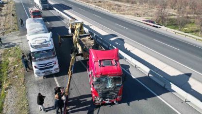 Afyonkarahisar’da tır yolcu minibüsüne çarptı: 11 yaralı