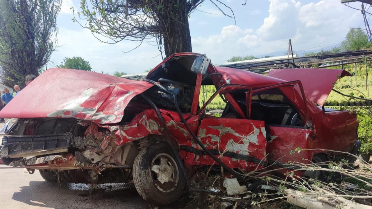 3 otomobil zincirleme kazaya karıştı: 2 ölü, 2 yaralı