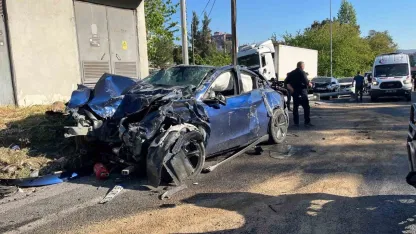 İzmir’de freni boşalan tır 10 araca çarptı: 1’i polis 3 kişi hayatını kaybetti, 5 kişi yaralandı