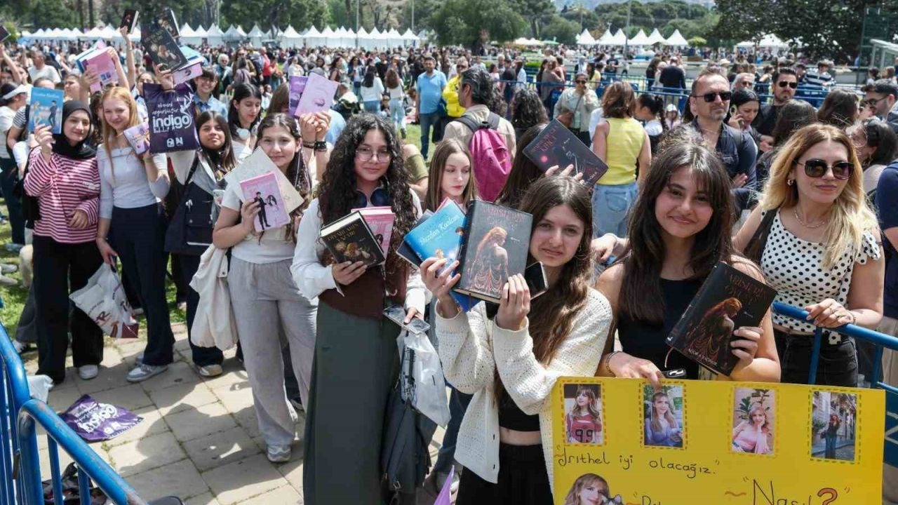 İZKİTAP’ta edebiyat şöleni yaşanıyor
