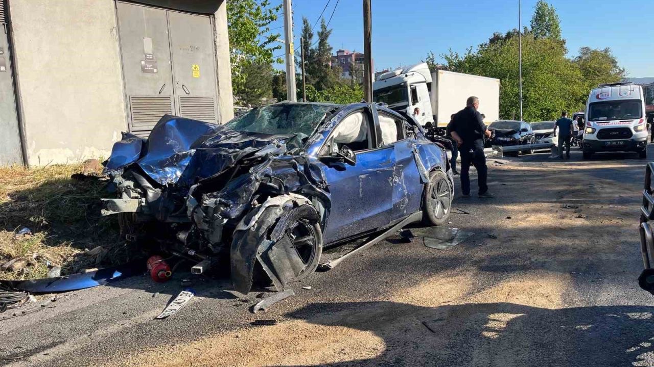 İzmir’de freni boşalan tır 10 araca çarptı: 1’i polis 3 kişi hayatını kaybetti, 5 kişi yaralandı