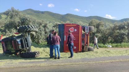 Kamyon ile traktör çarpıştı: 2 kişi yaralandı!