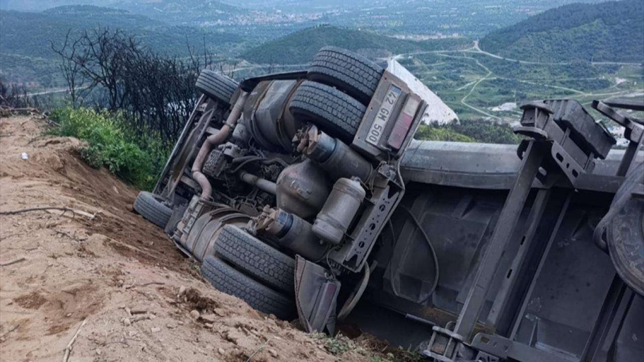 Kamyon şarampole devrildi, sürücüsü yaralandı