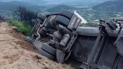 Kamyon şarampole devrildi, sürücüsü yaralandı