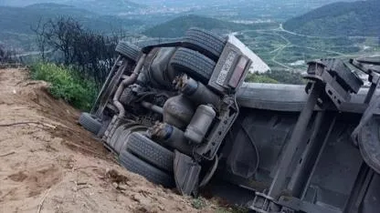 Kamyon şarampole devrildi, sürücüsü yaralandı