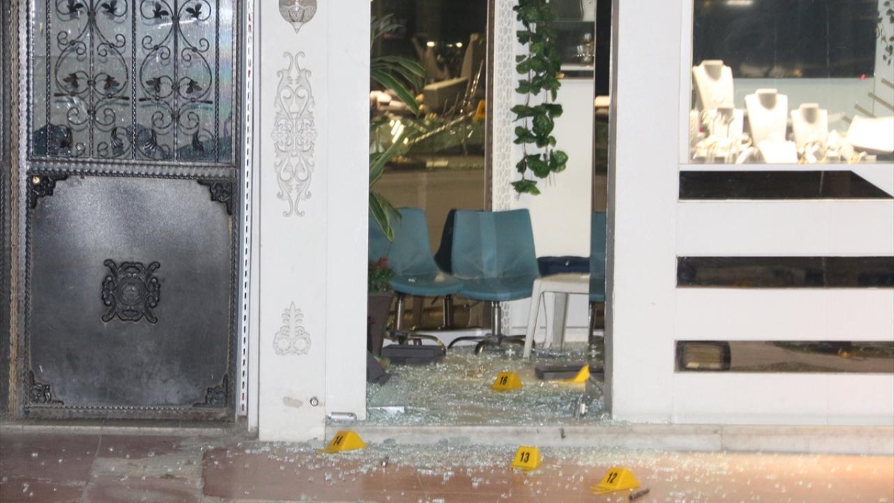 Manisa'da kuyumcudan sahte plakalı araçla hırsızlık: 3 zanlı yakalandı