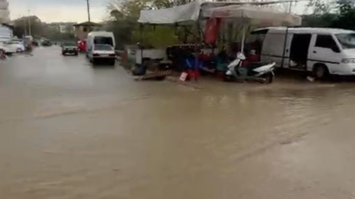 Ödemiş’te sağanak yağış hayatı olumsuz etkiledi