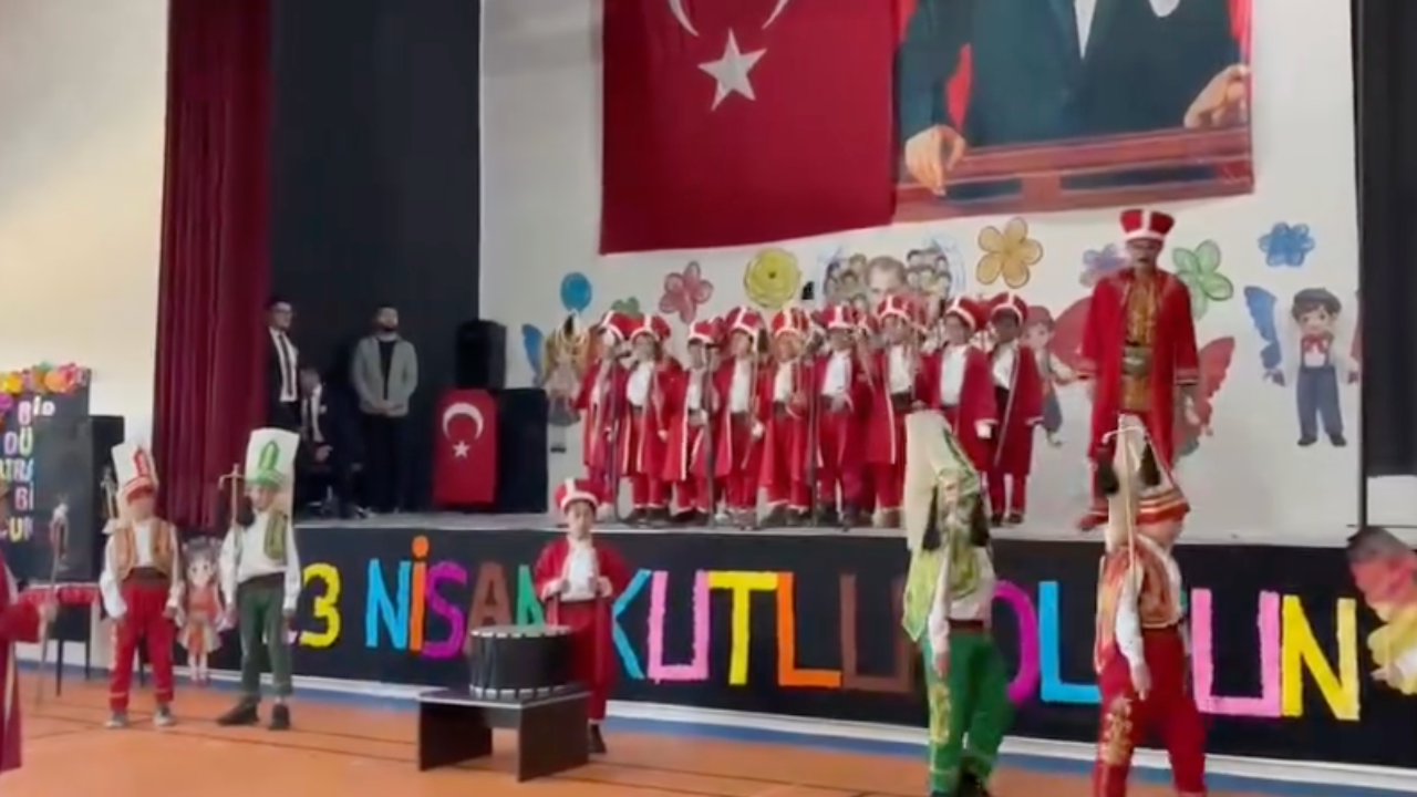 Turgutlulu Öğretmenden Yüksekova’da Mehteranlı 23 Nisan Gösterisi