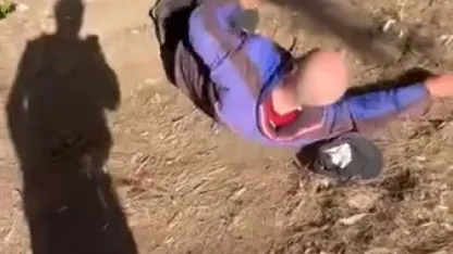 Sokakta uyuyan yaşlı adamın yüzüne tekme atıp paylaşan 2 şüpheli gözaltında
