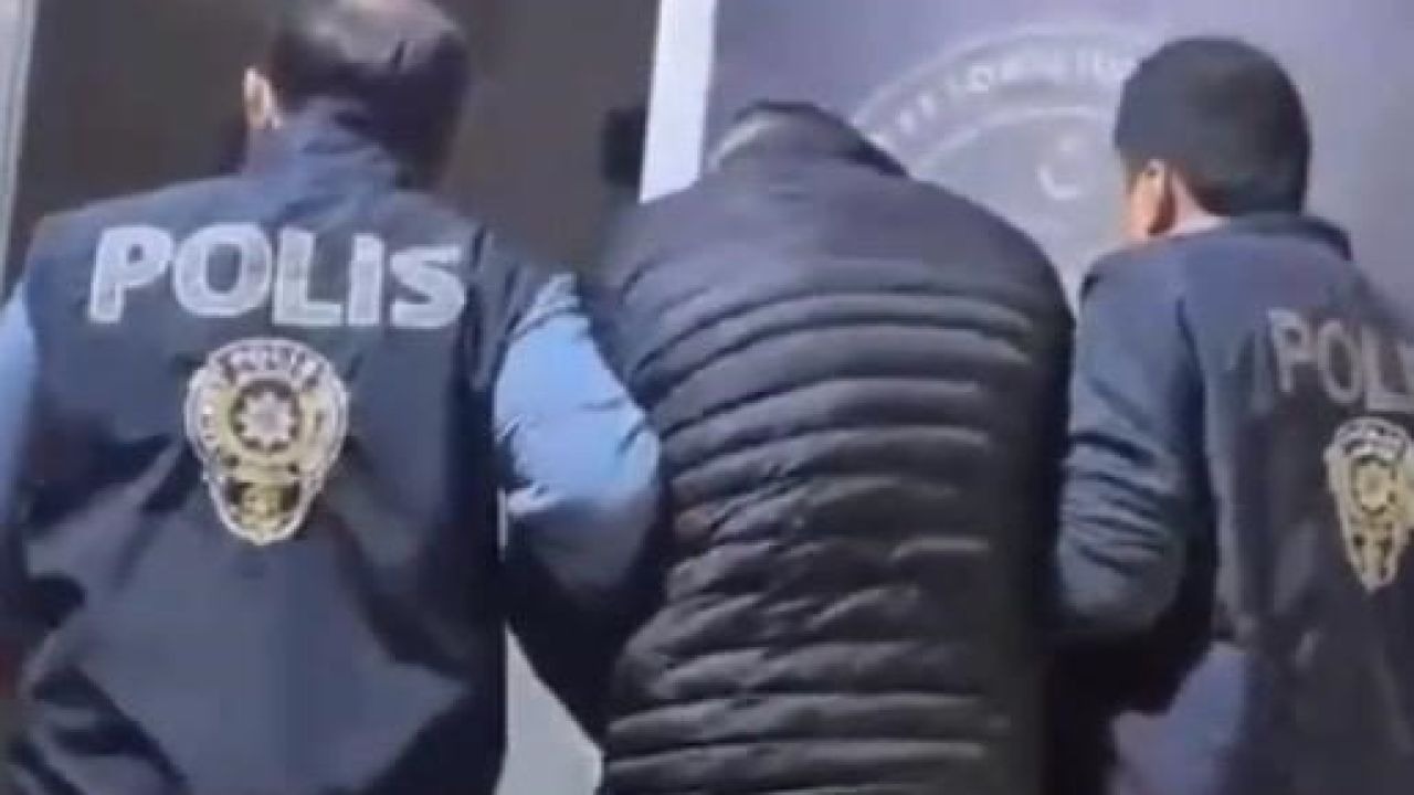 İzmir’de 50 yıl hapis cezasıyla aranan şüpheli gardıropta yakalandı
