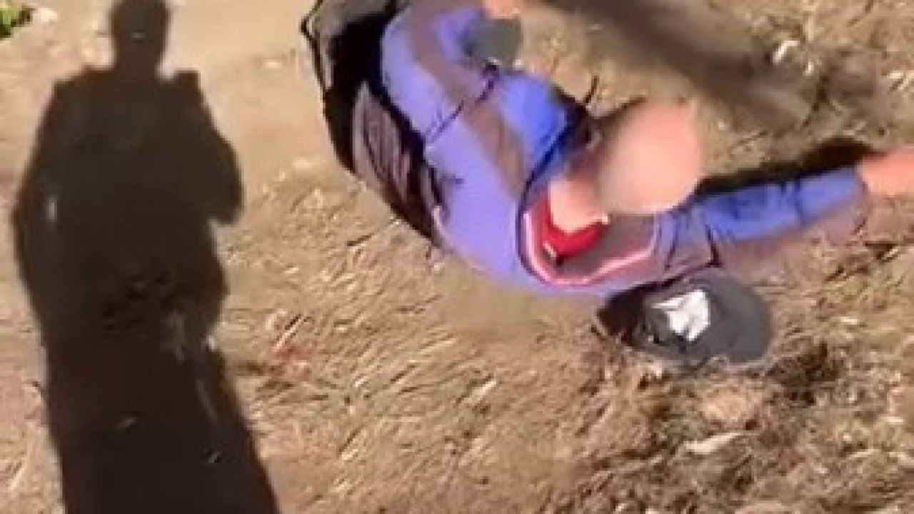 Sokakta uyuyan yaşlı adamın yüzüne tekme atıp paylaşan 2 şüpheli gözaltında