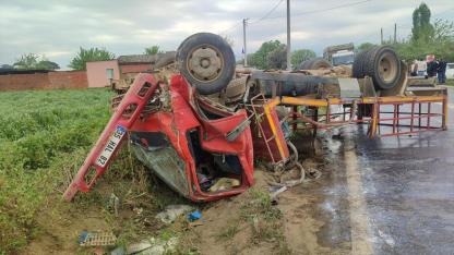 Süt kamyonu ile otomobil çarpıştı: 5 yaralı