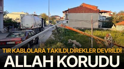 Tır kablolara takıldı: Direkler devrildi, facia ucuz atlatıldı