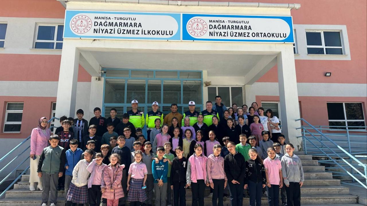 Turgutlu Jandarmasından Hacıisalar'da öğrencilere trafik eğitimi