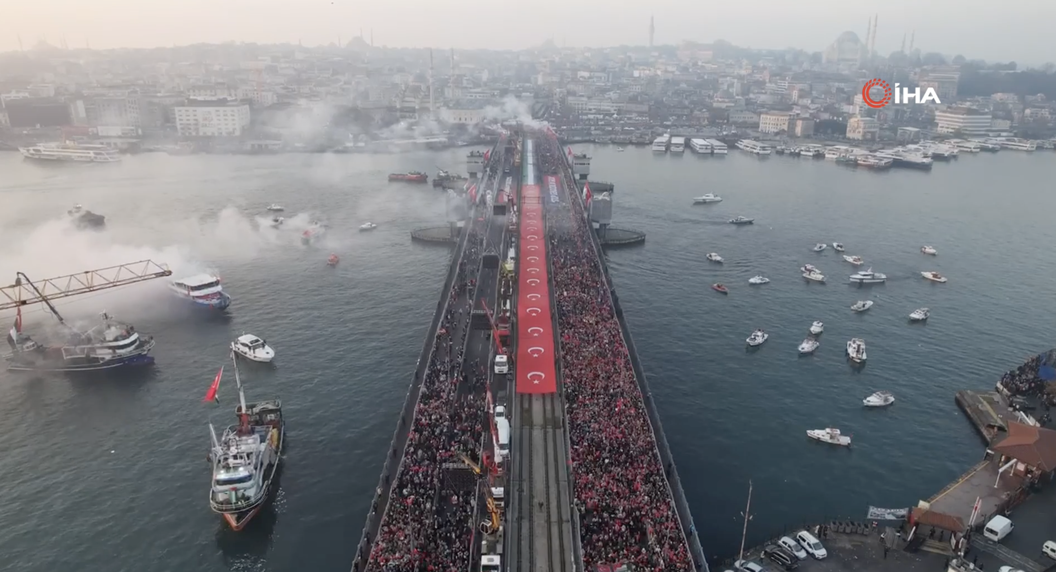 Gazze için toplandılar... Binlerce insan Galata Köprüsü'nde