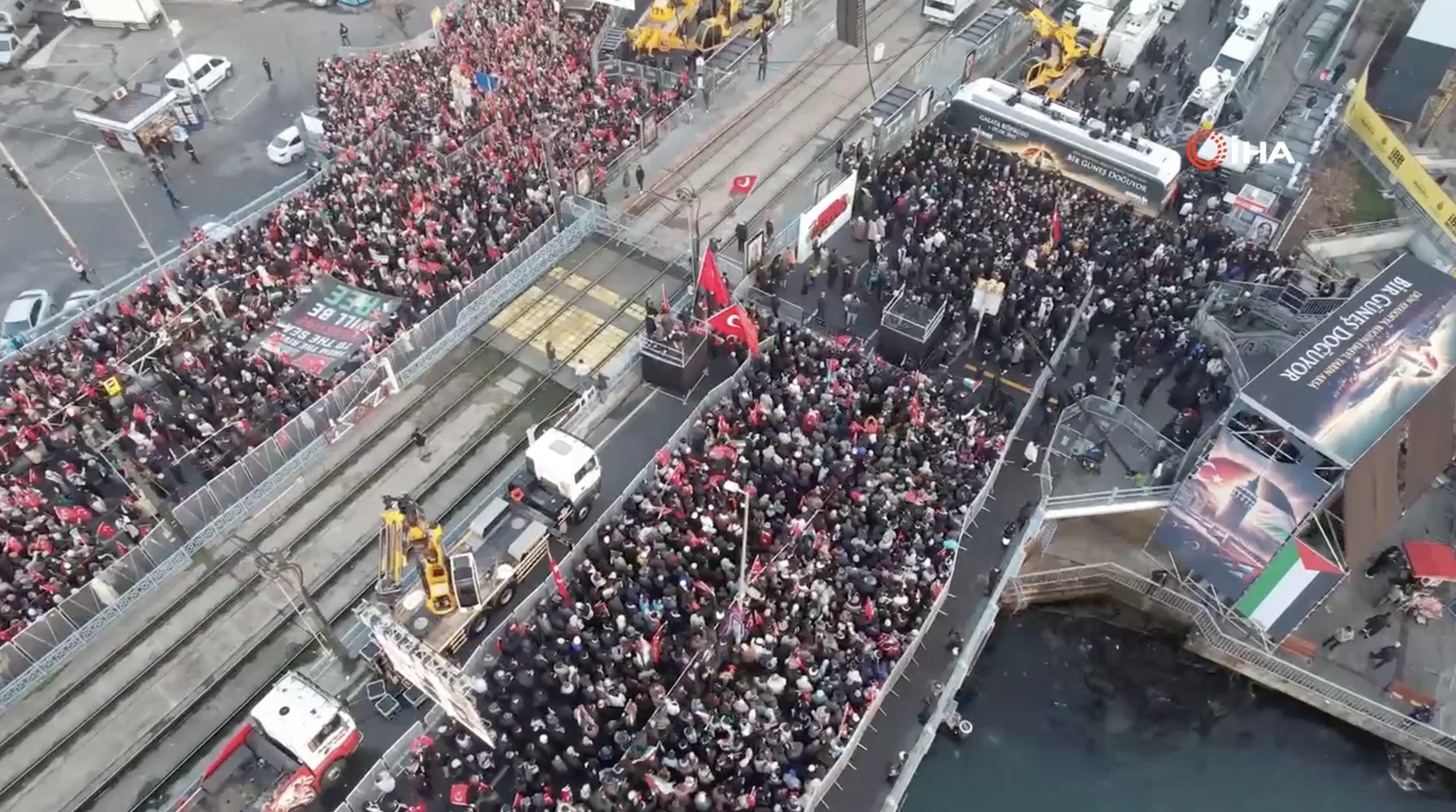 Gazze için toplandılar... Binlerce insan Galata Köprüsü'nde