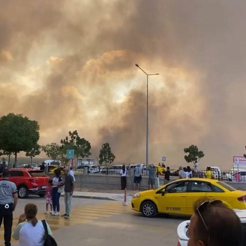 Çanakkale’de Büyük Orman Yangını: Havalimanı Kapandı, Hastane ve Köyler Tahliye Edildi