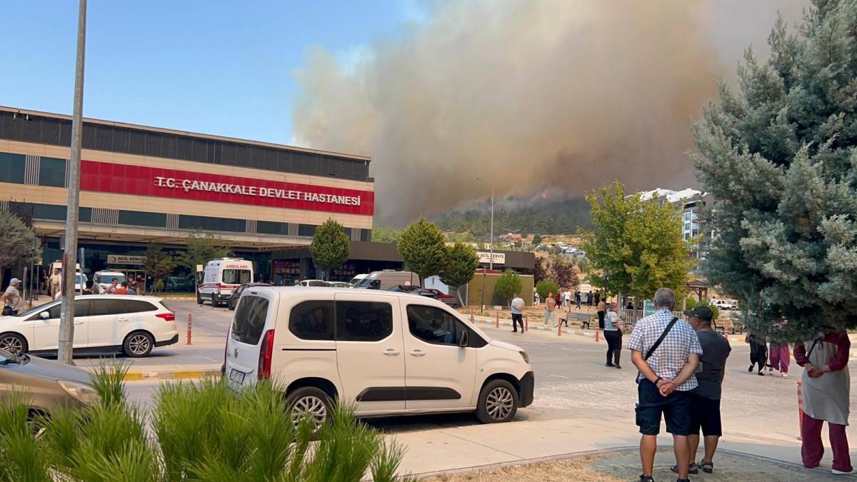 Çanakkale’de Büyük Orman Yangını: Havalimanı Kapandı, Hastane ve Köyler Tahliye Edildi
