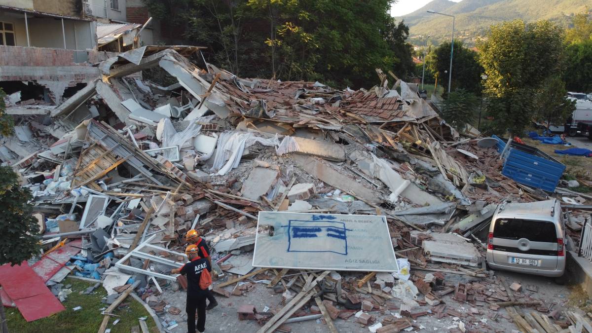 Sındırgı Depreminin Yarattığı Hasar Gündüz Ortaya Çıktı