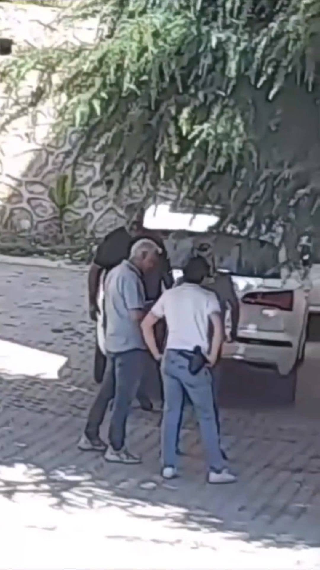 Evinde hayvanları keserek ayin yaptı