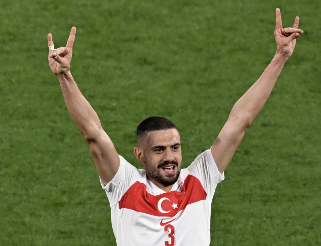 Dj Mahmut Orhan İsviçre Konserinde Bozkurt Yaptı! Konserlerinin iptal edildiği iddia edildi.