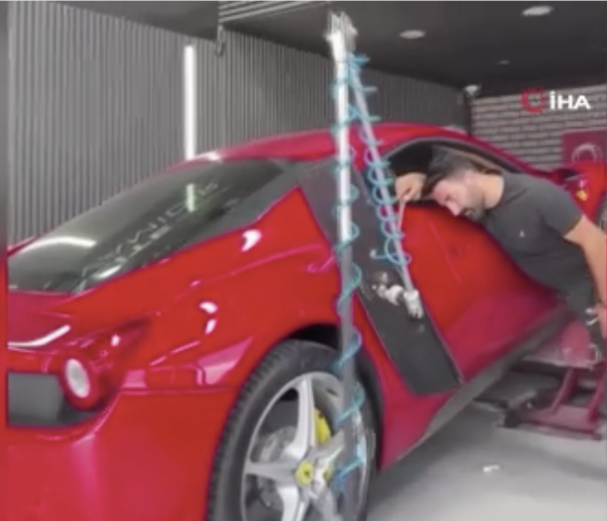 17 Milyonluk Ferrari ile test sürüşü hüsranla sonuçlandı